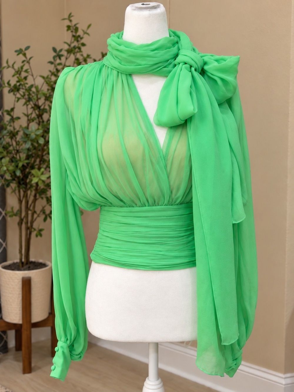 NWT OSCAR DE LA RENTA Silk Chiffon Tie Neck Blouse Cami Size 0, MADE IN ITALY - Picture 2 of 7
